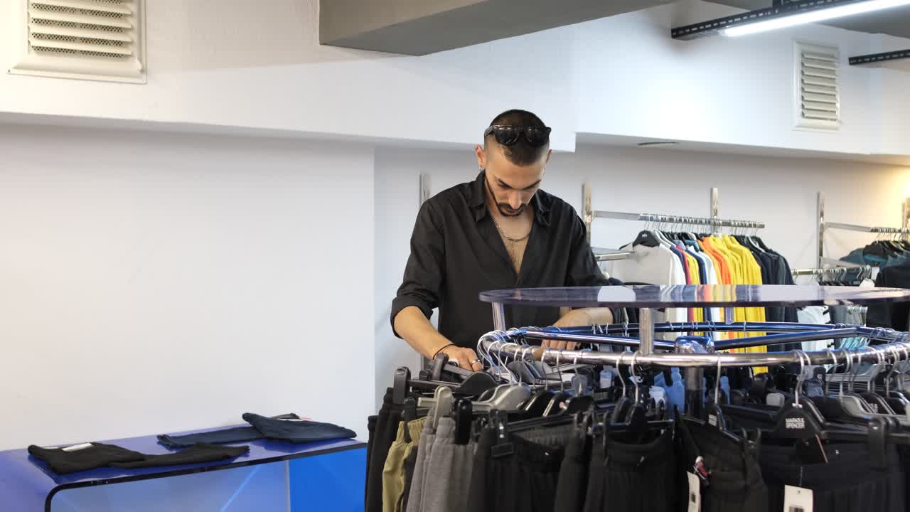 Uomo che fa shopping al centro commerciale