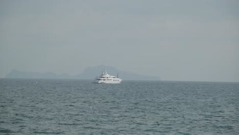 Napoli,-Italia---2-De-Mayo-De-2022:-La-Belleza-Del-Mar-De-La-Bahía-De-Sorrento-Vista-Desde-La-Ciudad-De-Nápoles-Con-Aguas-Azules-Y-Acantilados-Rocosos