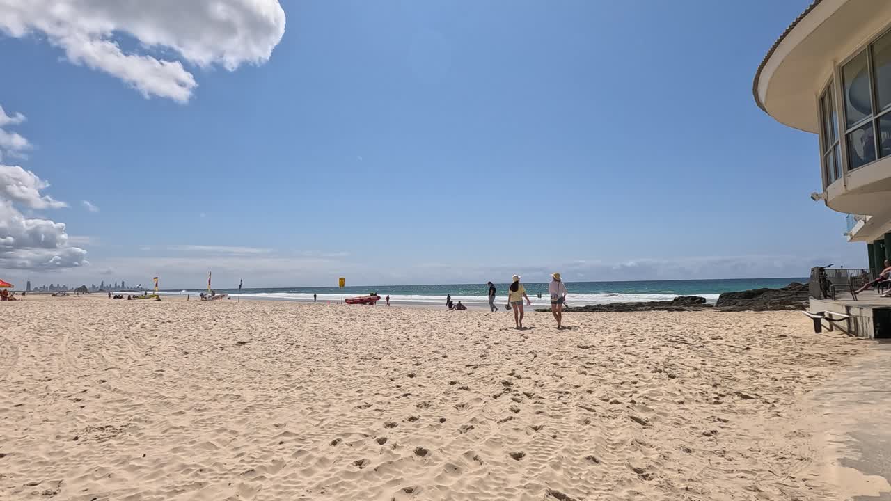 люди наслаждаются солнечным днем на пляже.