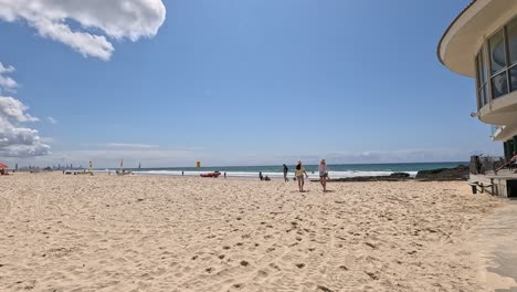 personas disfrutando de un día soleado en la playa