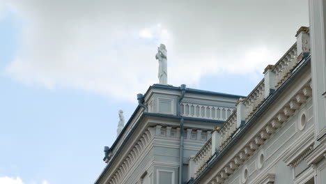 Oginskis-Manor-Estatuas-Decorativas-En-La-Azotea-Con-Nubes-En-Movimiento,-Vista-Estática