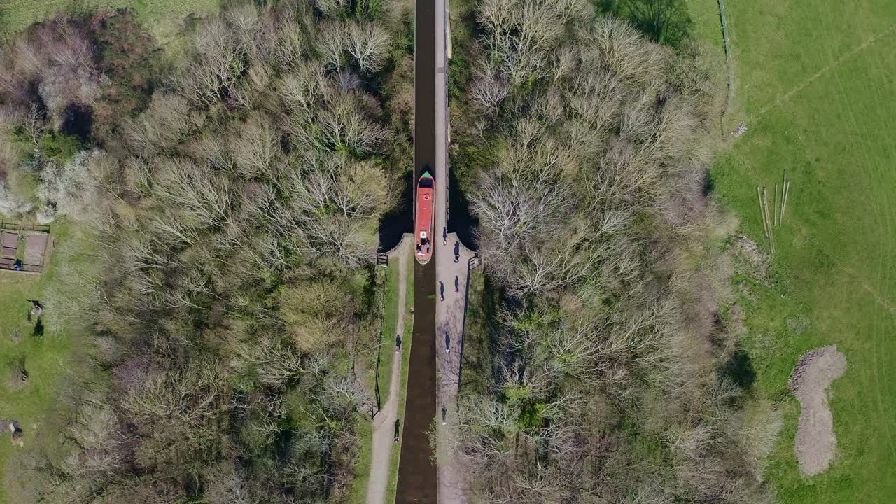 아름다운 웨일스 시골, 유명한 운하 루트에 위치한 토마스 텔포드가 유명하게 설계한 퐁치실테 수로를 가로지르는 좁은 보트