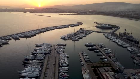 Una-Cautivadora-Toma-De-Drones-Del-Puerto-Deportivo-De-Floisvos-Durante-Una-Hermosa-Puesta-De-Sol-En-Atenas,-Grecia