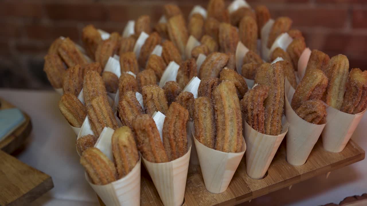 golosinas de churro azucaradas y fritas en exhibición, primer plano sin gente