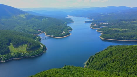 Imágenes-Aéreas-De-Drones-De-Un-Lago-Oasa-De-Las-Montañas-Sureanu,-Condado-De-Alba,-Transalpina,-Transilvania,-Rumania