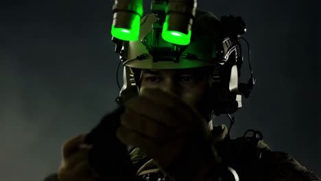 soldado con equipo de visión nocturna