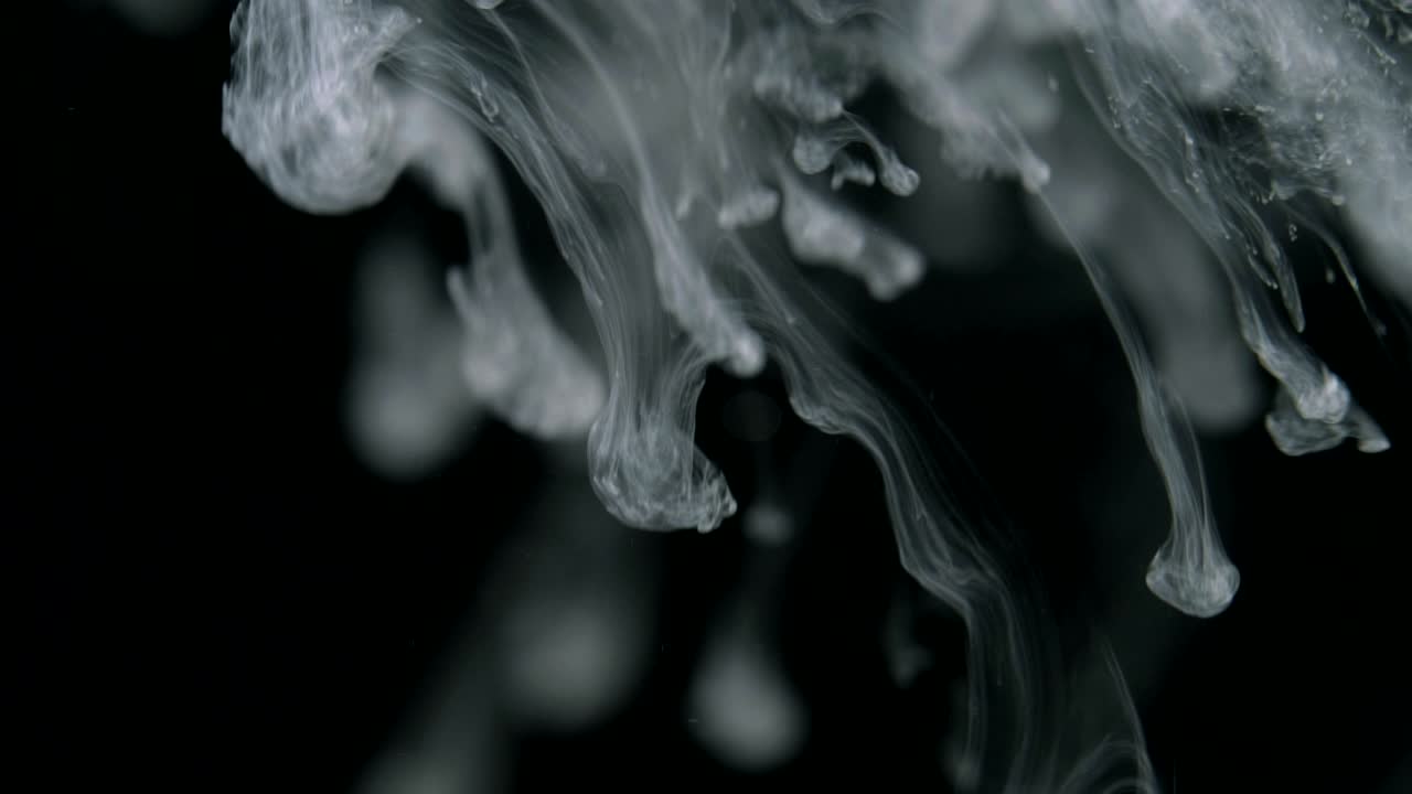 바탕에 물에 추상적인 검은 잉크.