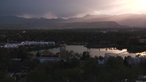 Imágenes-Aéreas-De-Lakewood-Y-Las-Montañas-Durante-La-Puesta-De-Sol.