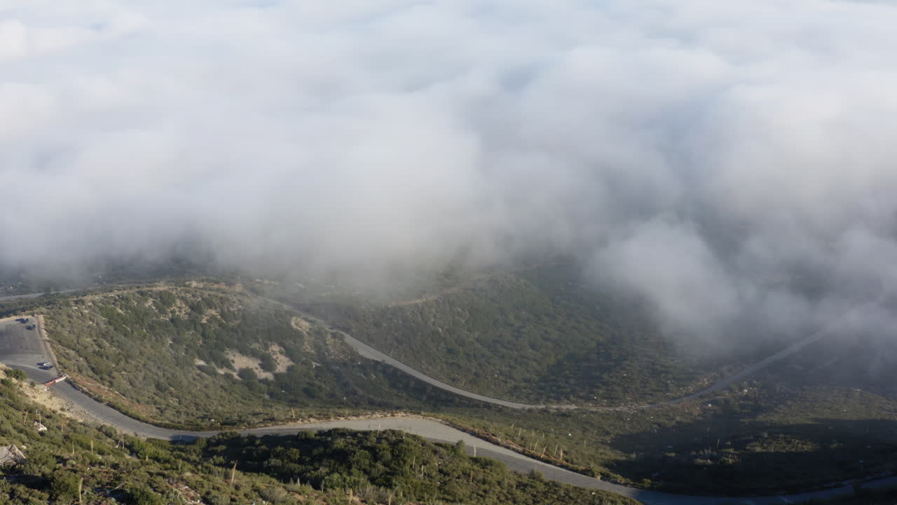 mar de nubes flotando al lado de la colina en el lago cristalino, parque nacional de los estados unidos
