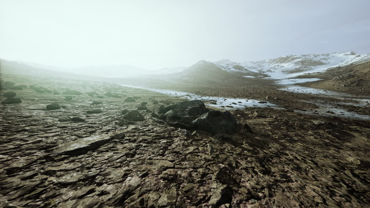 구름이 많은 날 사막 한가운데에 눈으로  ⁇ 인 바위 언덕