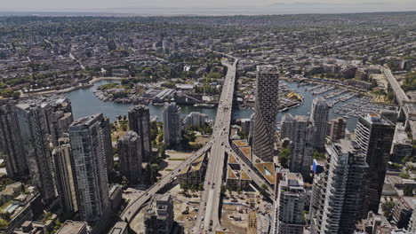 Vancouver-BC-Canadá-Vuelo-Aéreo-Con-Drones-V112-Que-Captura-El-Tráfico-Del-Puente-Sobre-False-Creek,-El-Paisaje-Urbano-Del-Centro-De-La-Ciudad,-La-Isla-Granville,-La-Bahía-Inglesa-Y-La-Montaña-Oeste---Filmado-Con-Mavic-3-Pro-Cine---Julio-De-2023