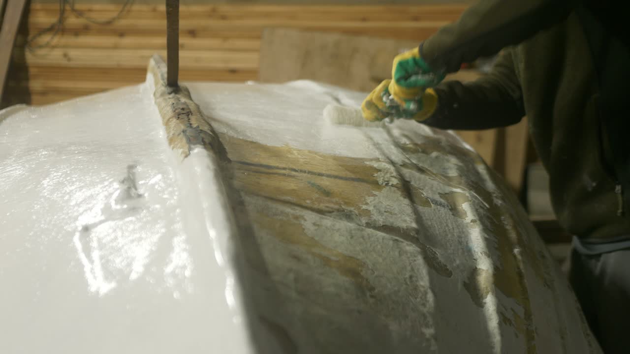 Fiberglas Tekne Gövdesine Polyester Son Kat Beyaz Boya Uygulanması
