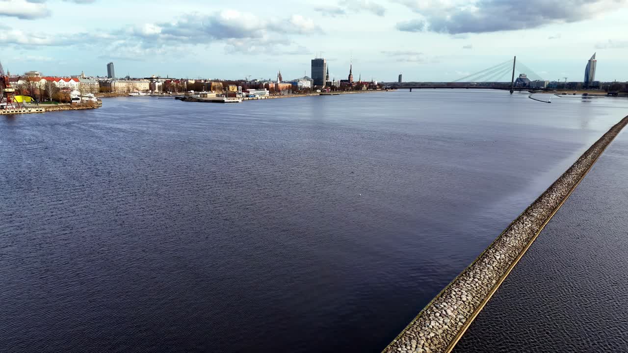 vista aérea del río daugava con un muelle de hormigón, riga, letonia