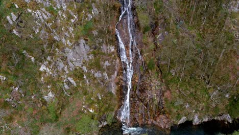 Toma-Aérea-Hacia-Atrás-Sobre-La-Cascada-Del-Río-Sor-En-El-Mirador-De-Las-Cascadas,-Manon,-Lugo,-Galicia,-España-Durante-El-Día