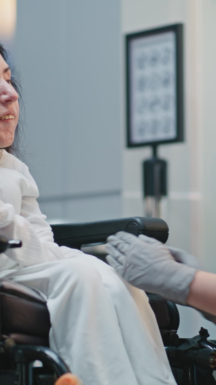 mujer en silla de ruedas