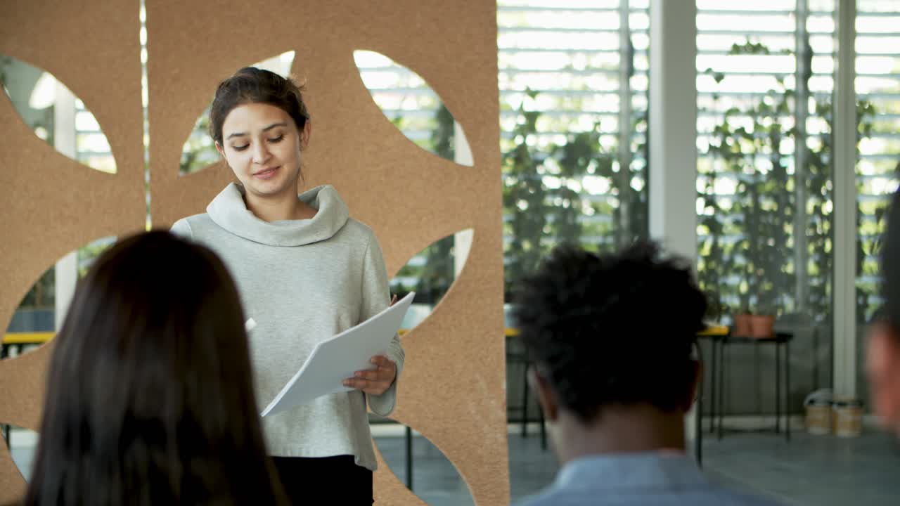 entrenador de negocios explicando nuevo material a los empleados