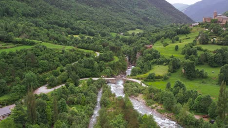 Puente-Sobre-El-Río-En-Las-Montañas