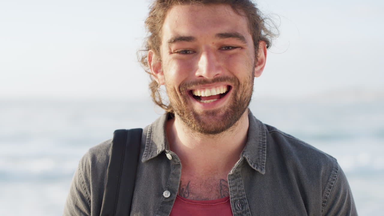 Strand, oceaan, blij en gezicht van een man op een wereldbol