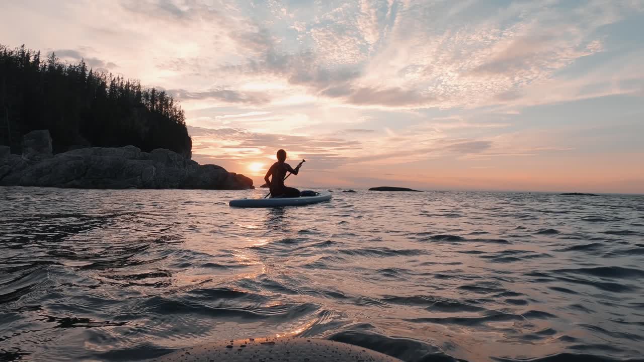 Magnifico tramonto con colori splendidi, durante un'avventura in paddleboard calma e zen sul fiume San Lorenzo a Rimouski, Quebec, Canada