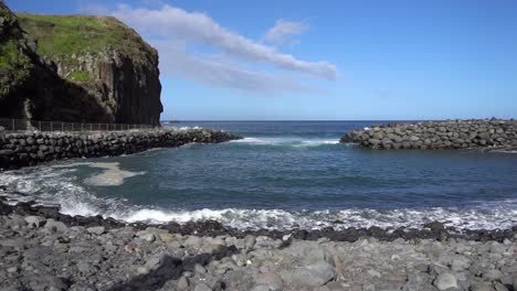 Toller-Felsiger-Strand,-Umgeben-Von-Klippen-Und-Pontons