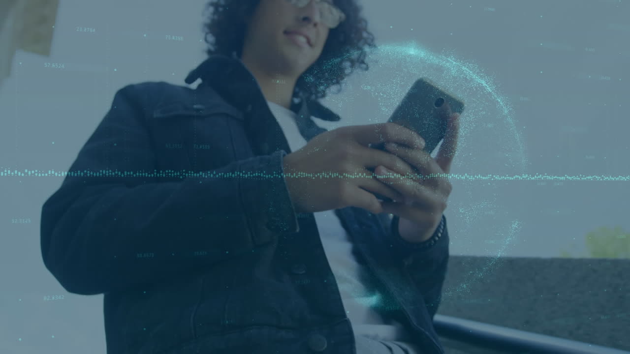 animación del globo y procesamiento de datos sobre un hombre de negocios que usa un teléfono inteligente