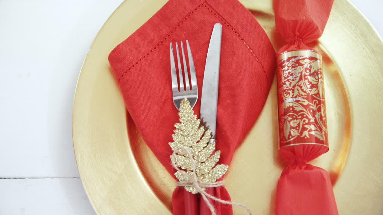 varios cubiertos en la mesa 4k