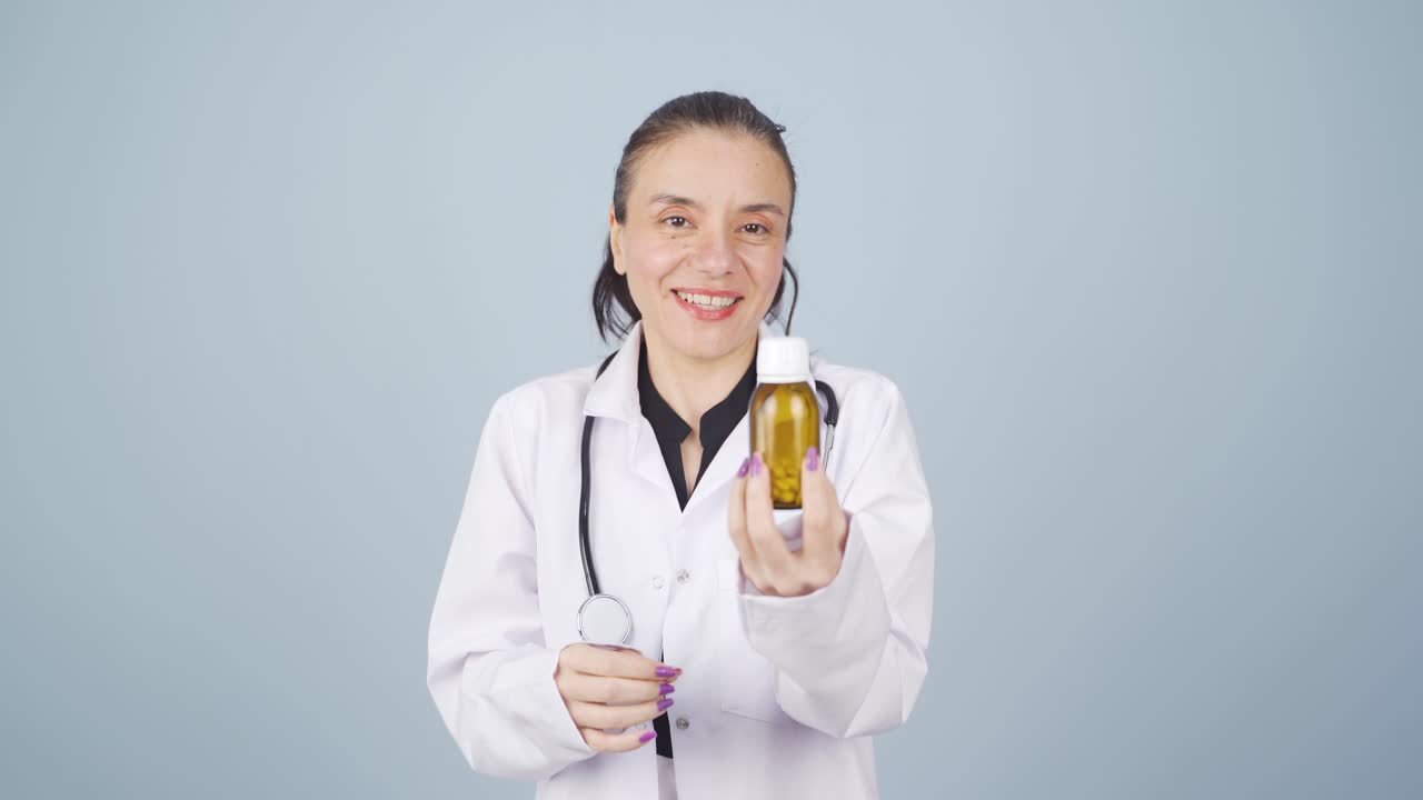 의사는 약의 사용법을 설명합니다.