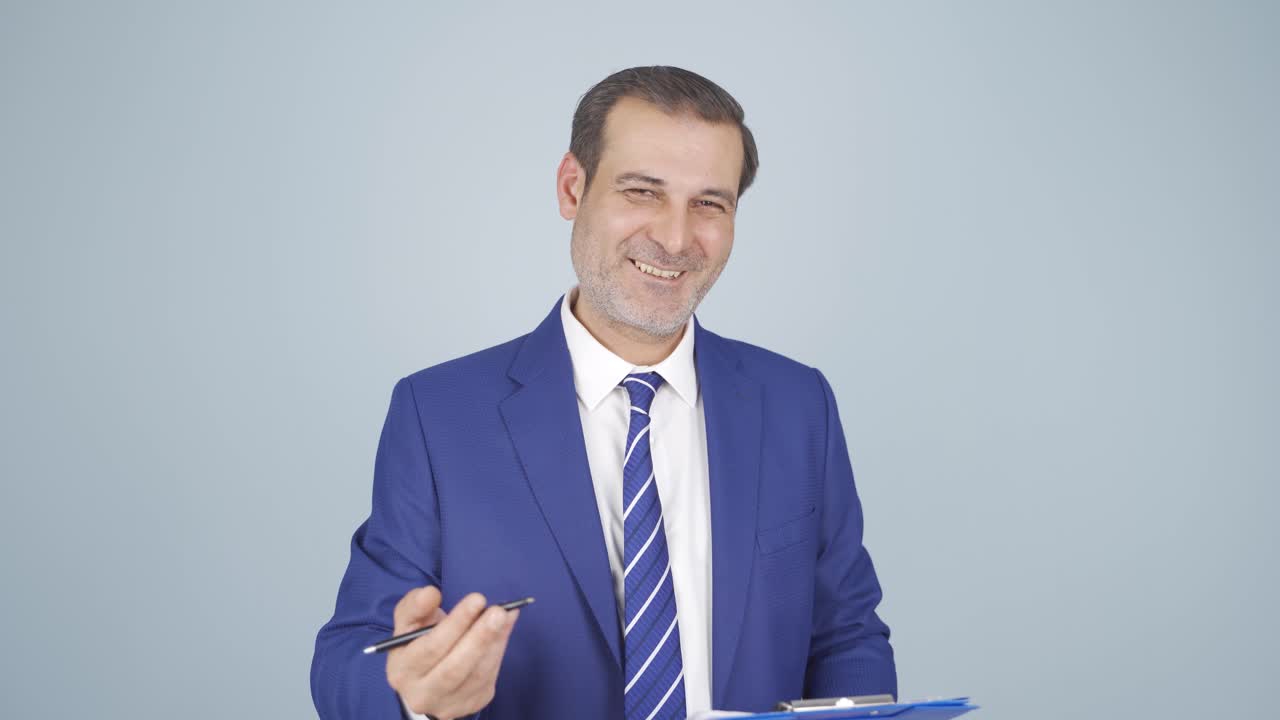 hablando con un hombre de negocios.