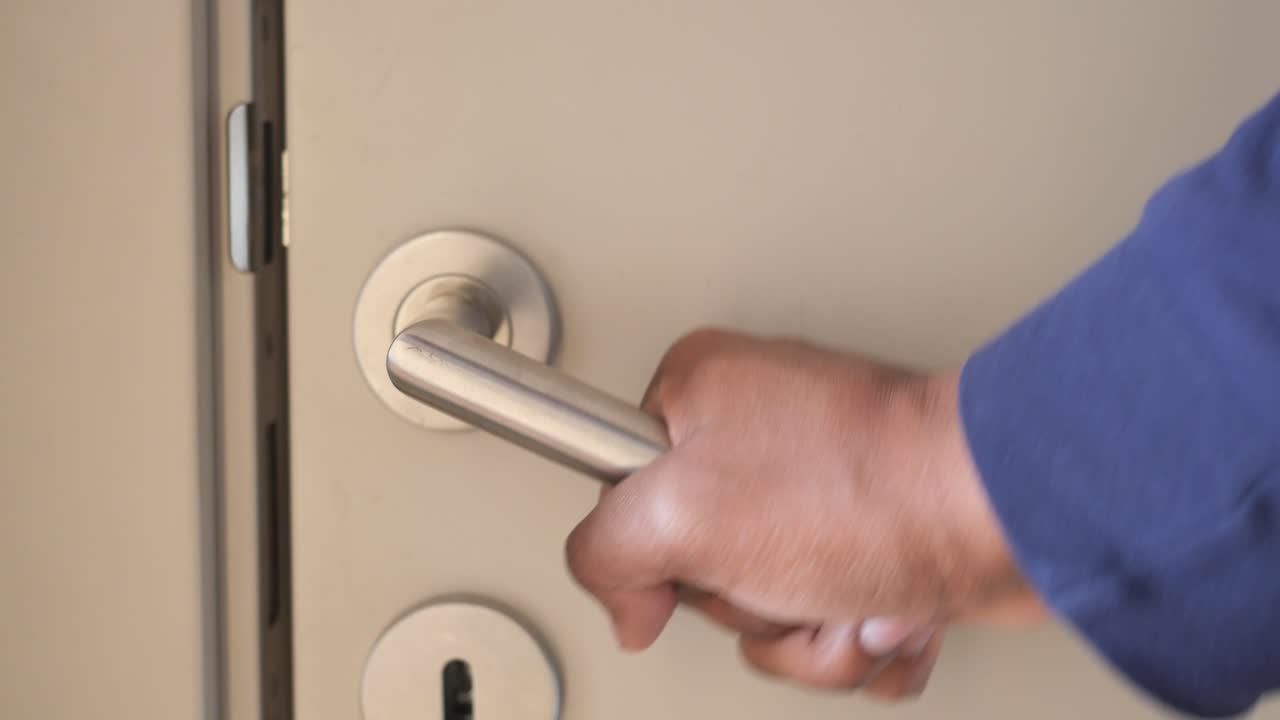 человек, открывающий дверь