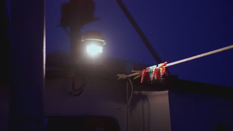 cuerda de la ropa en un barco por la noche