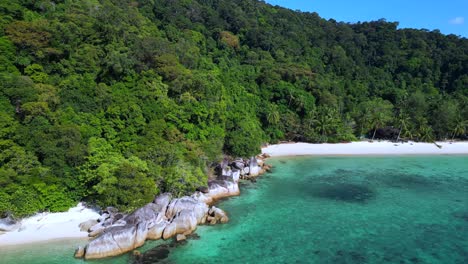 Tropisches-Paradies-Abgeschieden-Ruhig,-Sandstrand-Neben-üppigen-Wald-Klares-Blaues-Wasser