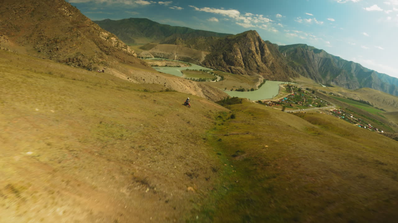 жесткая местность в качестве сцены для мастерства мотоциклиста. демонстрация приверженности продвижению границ в качестве напоминания о неустанной интенсивности автоспорта