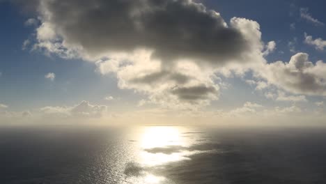 Las-Nubes-Pasan-Por-El-Cielo-Y-El-Sol-Se-Convierte-En-El-Océano