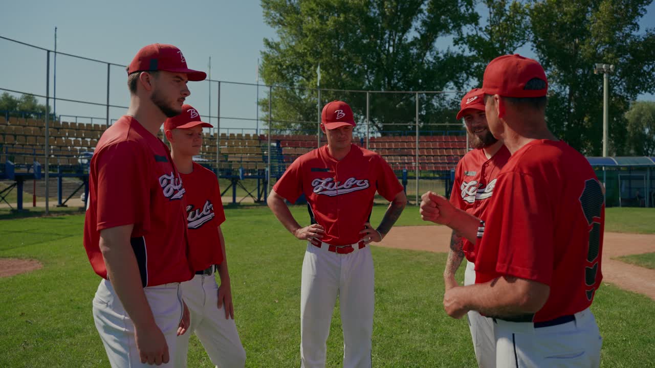 Riunione del team di baseball sul campo