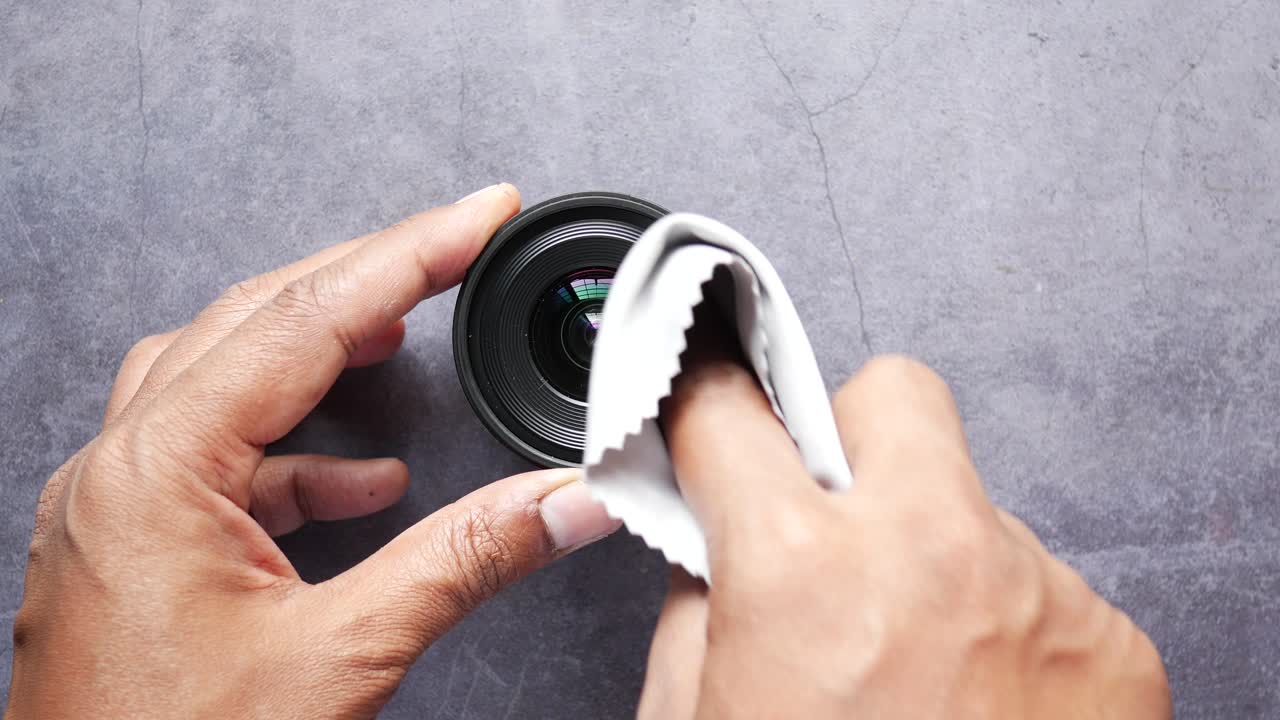 카메라 렌즈를 들고 있는 위쪽의 모습