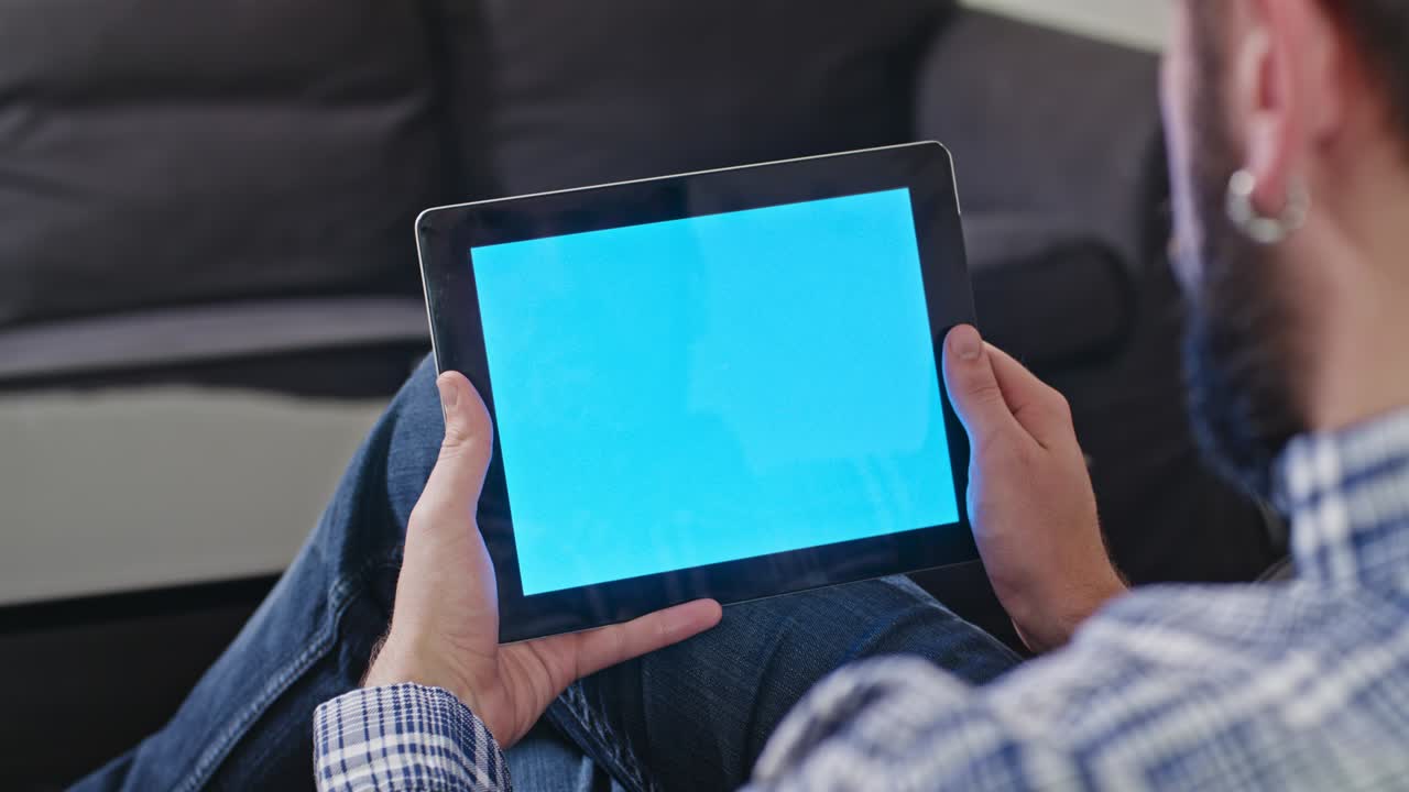 푸른 화면의 디지털 태블릿을 가진 남자