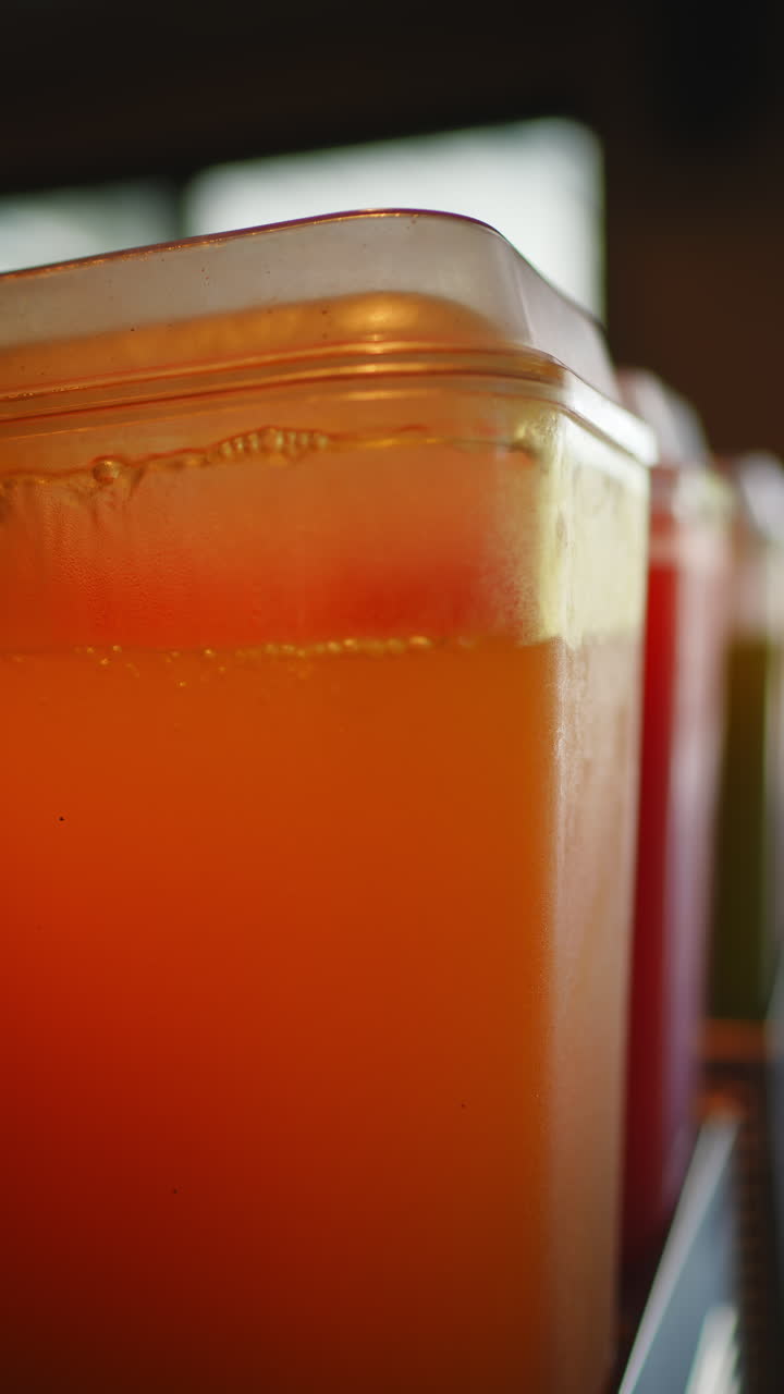 Succhi colorati in dispenser di bevande a un buffet