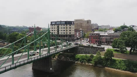 vista aérea de easton pa y el río delaware acercándose a la ciudad