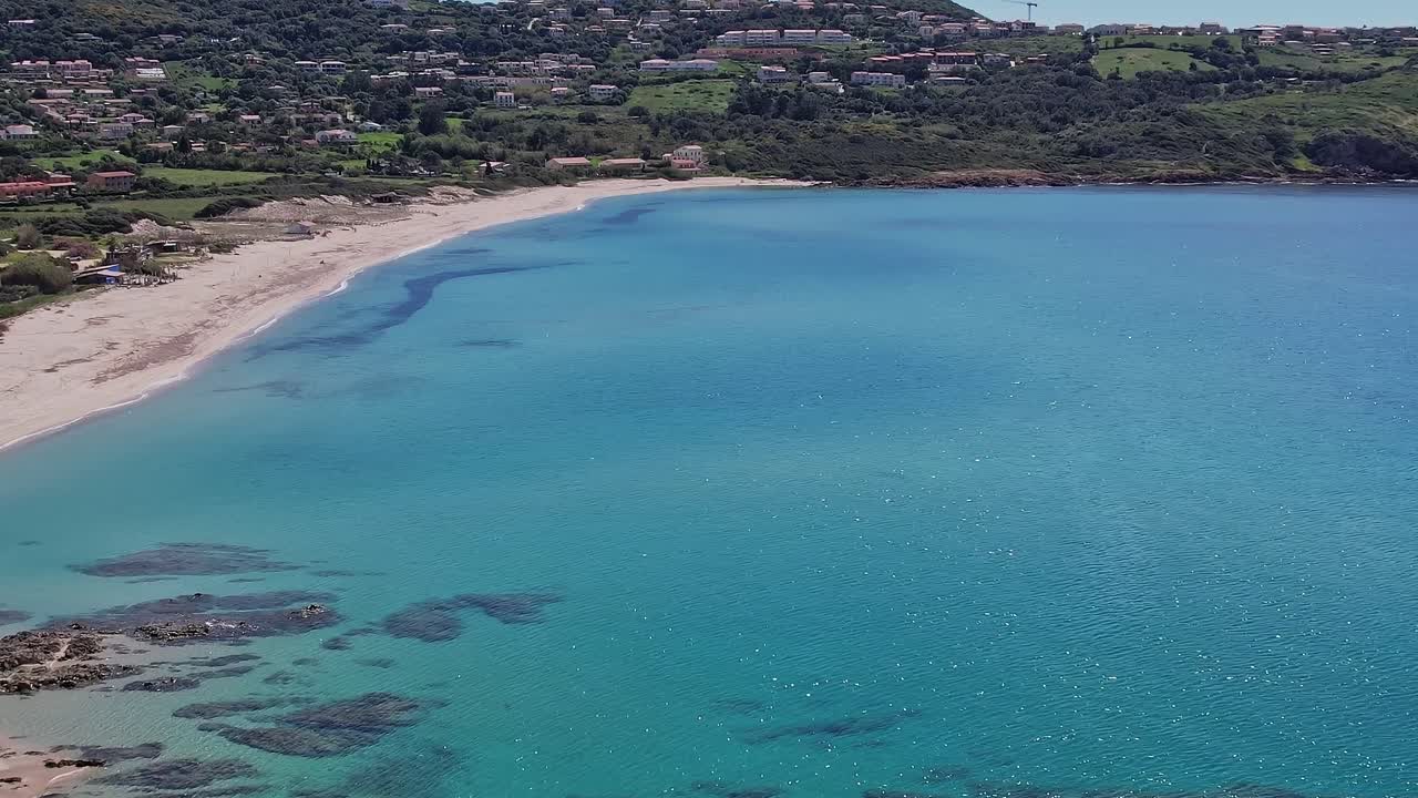 Splendida spiaggia in Corsica con acqua cristallina e verdi colline