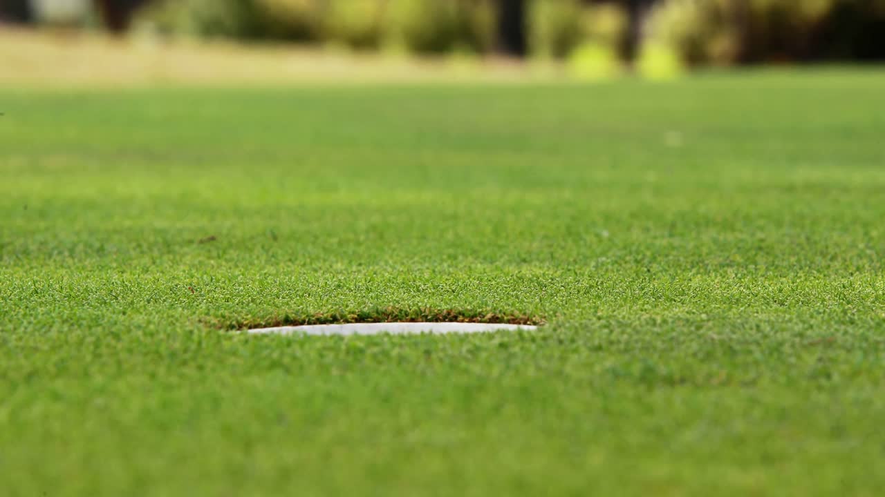 jugador de golf jugando al golf