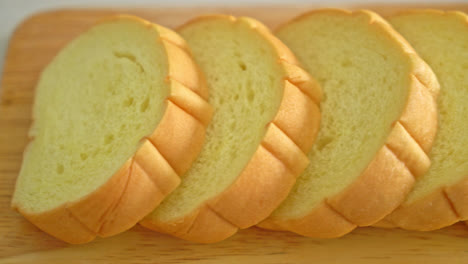 pan de patatas en rodajas en tablero de madera