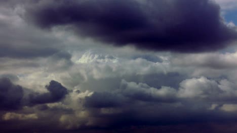 dunkle wolken ziehen über den himmel, während ein sturm aufzieht