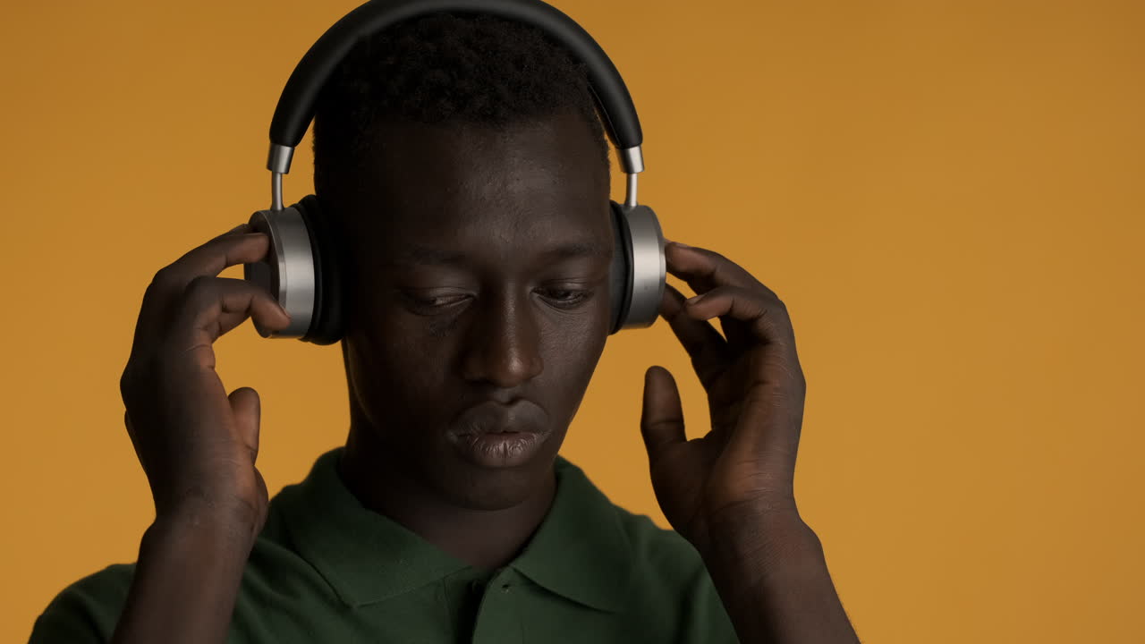 hombre afroamericano en fondo amarillo.