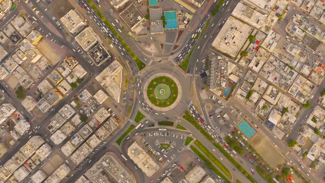 고속도로 교차로, 고속도로 분기점, 도로 또는 거리가 건축 및 기술 교통 개념의 구조에서 원을 형성합니다. 도시 도시, 해가 지면 두바이 다운타운, uae 국가.