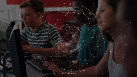animación de puntos que forman un globo sobre estudiantes multirraciales que usan computadoras en el aula