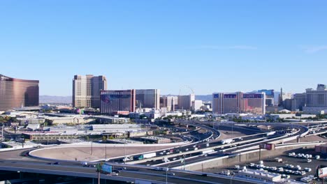 Toma-Aérea-De-La-Tira-De-Casino-En-Las-Vegas-En-Un-Día-Soleado-De-Verano,-Estados-Unidos