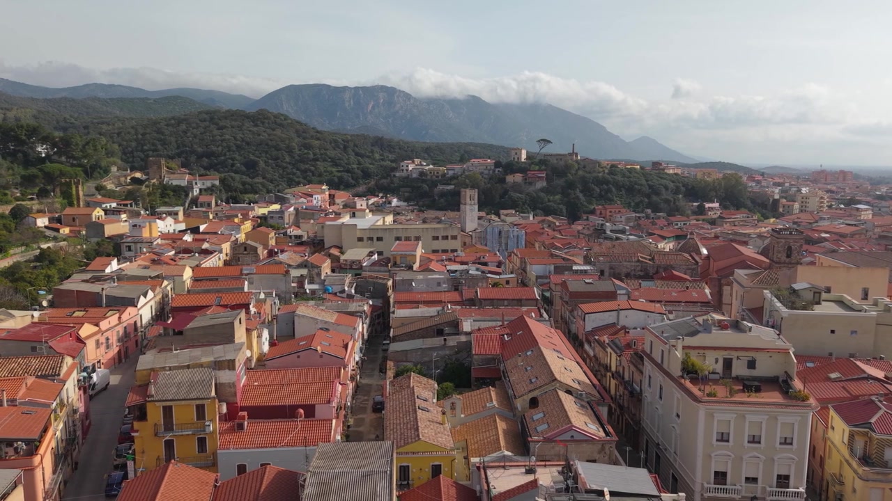 Comune di Iglesias che mostra case, edifici, strade in Sardegna, Italia - Ripresa con drone