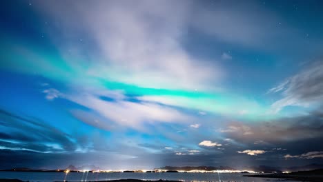 Un-Magnífico-Espectáculo-De-Luces-En-El-Cielo-Nocturno