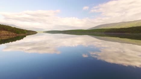 Una-Hermosa-Vista-Del-Lago-Con-El-Reflejo-De-Las-Nubes