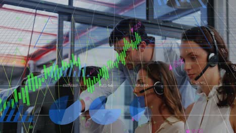 animación de gráficos y procesamiento de datos sobre colegas de negocios caucásicos en una oficina ocupada